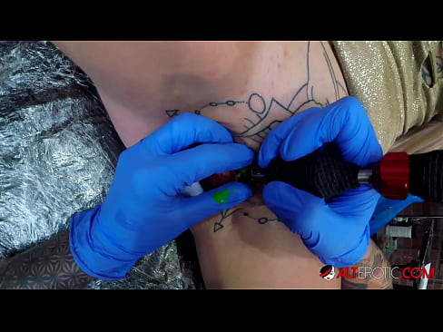 ❤️ La bomba Sully Savage, molt tatuada, es va tatuar al clítoris ❤️ Porno preciós a nosaltres ca.mysexgamer.ru ☑